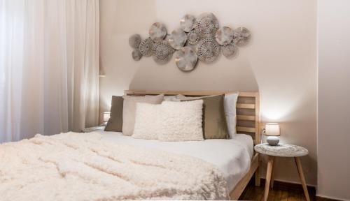 雅典Acropolis, Urban Lifestyle apartment的卧室配有白色床和白色棉被