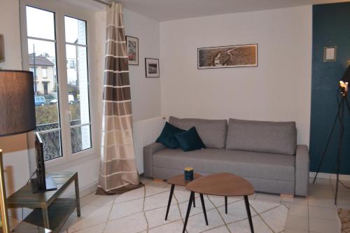 默东Meudon : idéal pour séjour à Paris的客厅配有沙发和桌子