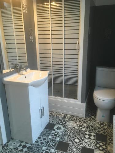 默东Meudon : idéal pour séjour à Paris的一间带水槽和卫生间的浴室
