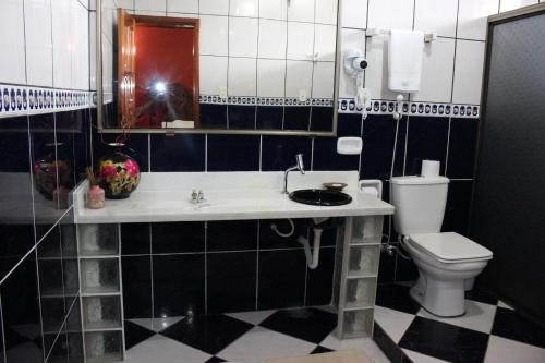 塔巴廷加塔卡纳酒店的一间带水槽和卫生间的浴室