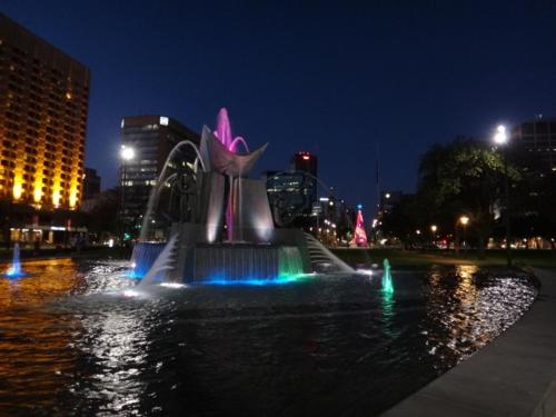 阿德莱德Shingo's Backpackers的城市中心的一个喷泉