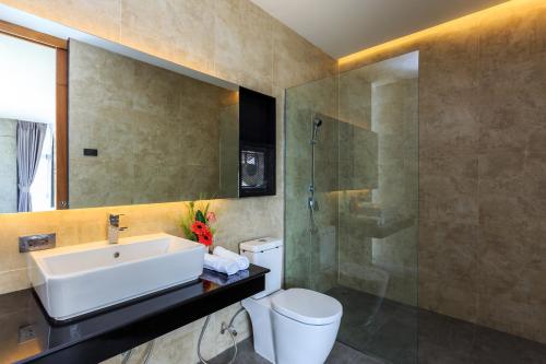 拉廊Sunnyvale Ranong 1的一间带水槽、淋浴和卫生间的浴室