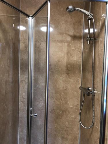 奈恩Westerlea Hotel Nairn的浴室里设有玻璃门淋浴