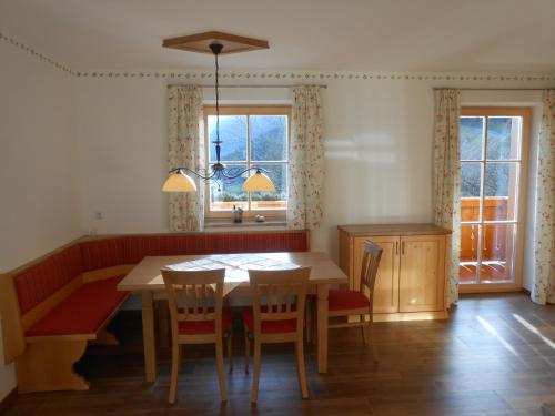 蓬高圣约翰Gollehenhof的厨房配有桌椅和窗户。