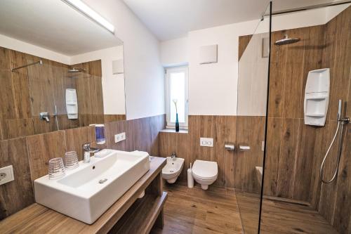 卡尔达罗Residence Tannhof的一间带水槽和卫生间的浴室