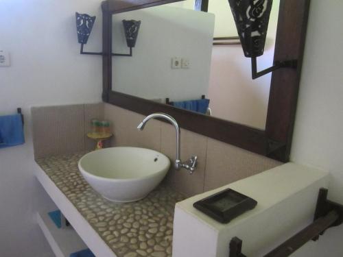 肯巴厘海滩简易别墅酒店的一间浴室