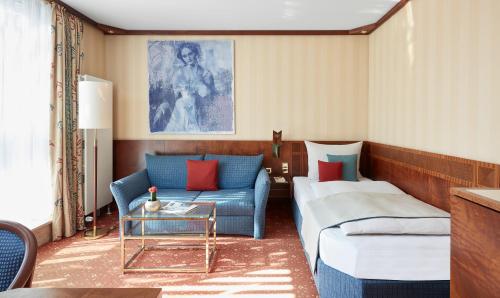 波恩Living Hotel Kanzler的客厅配有沙发和1张床