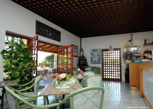 巴哈撒丁岛吉美拉别墅酒店的一间带桌椅的用餐室