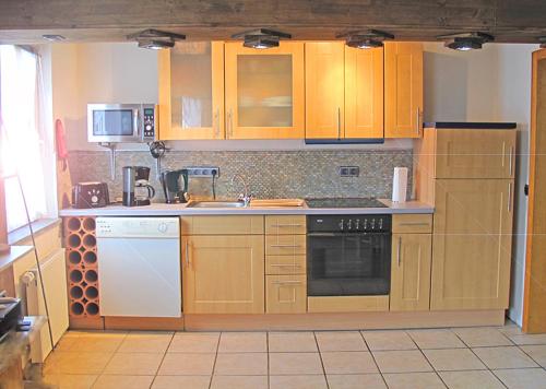 NettersheimSanta Maria的厨房配有木制橱柜和白色的电器