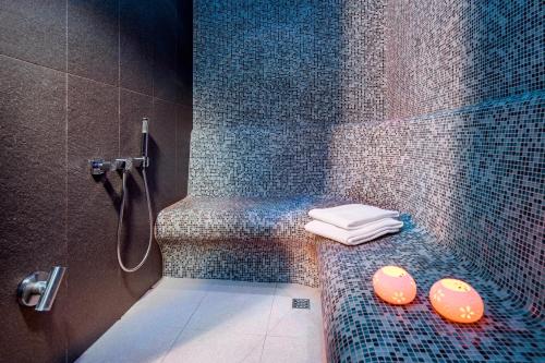 格丁尼亚Sea Premium Apartments的带淋浴、卫生间和盥洗盆的浴室