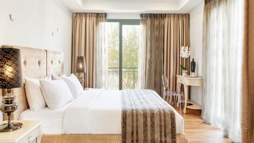普雷韦扎迪奥尼精品酒店的卧室配有白色的床和窗户。