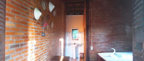Quan TomCat Tien Farmer Lodge的一间砖墙浴室和小便室