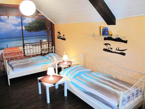 NettersheimSanta Maria的一间带两张床的卧室,享有海景