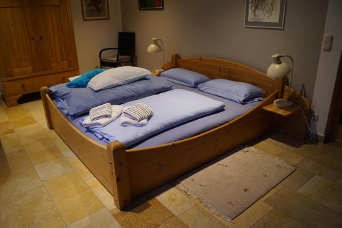汉堡Hamburg-Rahlstedt, klein aber sehr fein, ILS-nah的一张带两个枕头的大木床