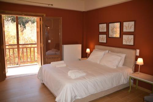 扎鲁克亚ZAROUCHLA INN的卧室设有一张白色大床和一扇窗户。