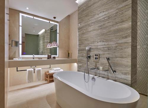 亚喀巴Hyatt Regency Aqaba Ayla Resort的带浴缸和盥洗盆的浴室