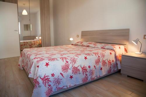 圣特雷莎加卢拉La Contessa Pool & Sea View的一间卧室配有一张带红白毯子的床
