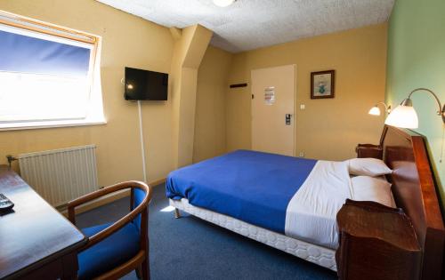 圣迪济耶尚巴尼酒店的客房设有床、桌子和窗户。