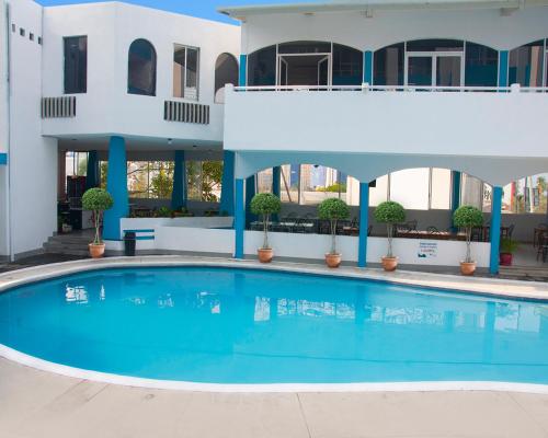 阿卡普尔科阿卡普尔科达拉多斯酒店的大楼前的大型游泳池