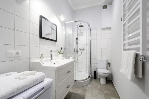 华沙Warsaw City Center P&O Serviced Apartments的白色的浴室设有水槽和卫生间。
