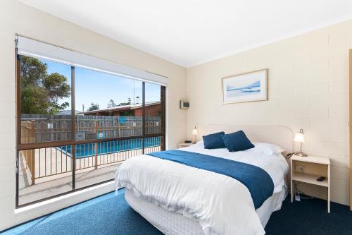 莱克斯恩特伦斯阿拉比假日公寓酒店的一间卧室设有一张床和一个大窗户