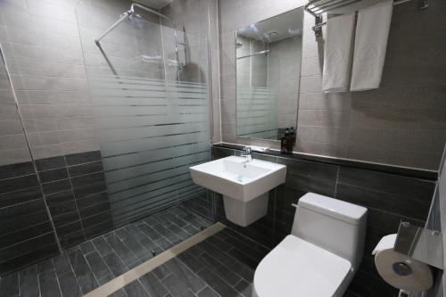 WanjuDaedunsan Hotel的浴室配有卫生间、盥洗盆和淋浴。