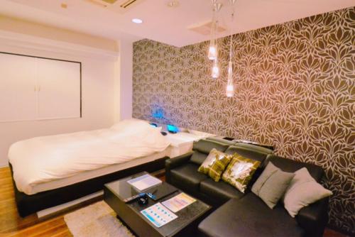 那须町Hotel Aqua Vitae (Adult Only)的客厅配有沙发和1张床