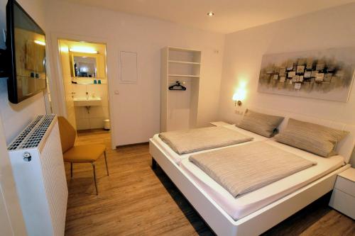 鲁斯特Ferienwohnungen Schmider的卧室配有一张白色大床和一张书桌