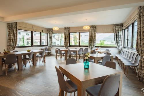 克利默内什蒂达达特玛尔酒店的餐厅设有桌椅和窗户。