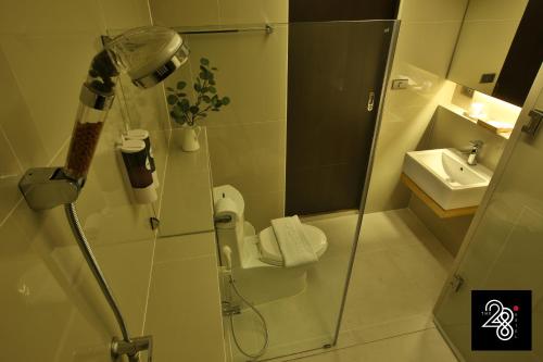 北碧The 28th Hotel的带淋浴、卫生间和盥洗盆的浴室