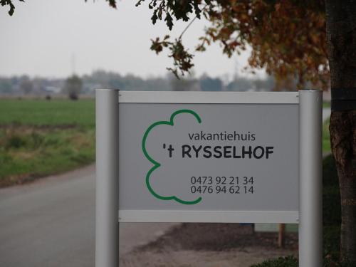 KaprijkeVakantiewoning 't Rysselhof的道路前的标志