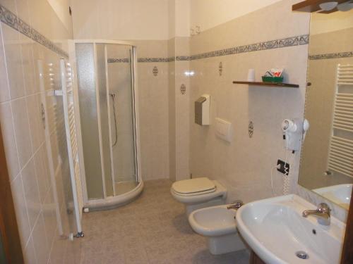 拉特乌伊莱莱斯格兰格斯酒店的带淋浴、卫生间和盥洗盆的浴室