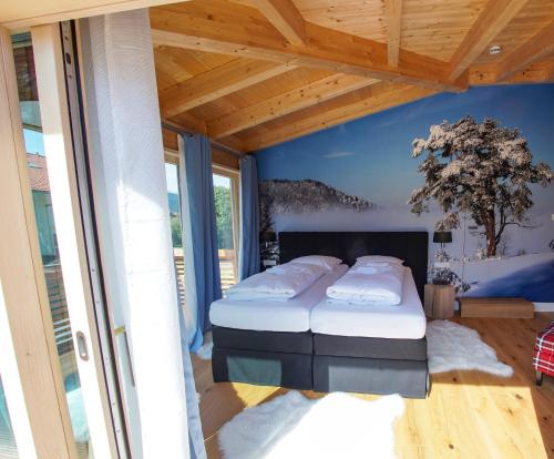 因泽尔ALPENLIEBE Design Hotel的一间卧室设有两张床和蓝色的墙壁
