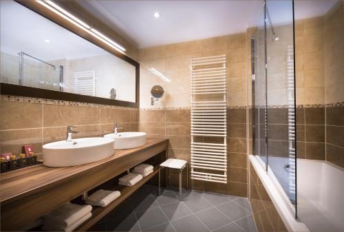 波尔托罗Remisens CASA ROSA - Hotel Metropol Annexe的一间带两个盥洗盆和淋浴的浴室