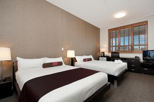 阿德莱德阿达科精品酒店的酒店客房设有两张床和电视。