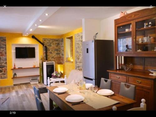 卢卡casamariu的一间带桌子和冰箱的用餐室