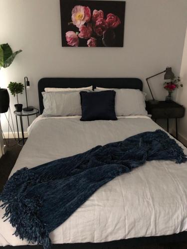 墨尔本Fantastic Southbank Apartment的床上有蓝色毯子