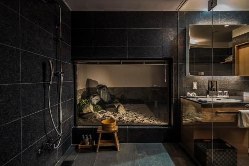 Kyoto Shijo Takakura Hotel Grandereverie的一间浴室