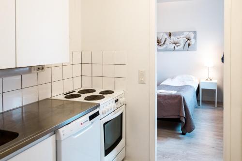 Apartamentos Joensuu - Kauppakatu 7的厨房或小厨房