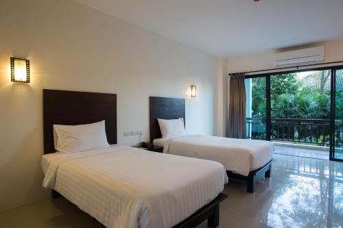 清莱维拉茶清莱酒店的酒店客房设有两张床和一个阳台。