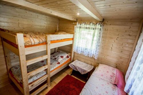 SędziszowaEden的小木屋内一间卧室配有两张双层床