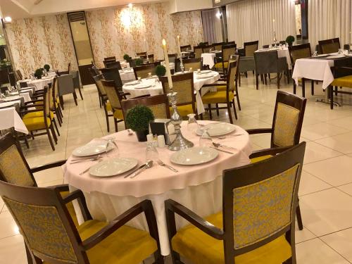 代尼兹利老迪卡亚酒店的一间配备有白色桌椅的用餐室