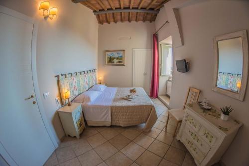 锡耶纳I Terzi Di Siena - Rooms Only的卧室配有一张床和一张桌子