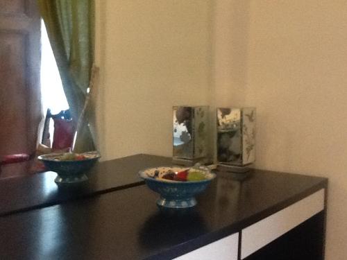 唐克斯特Regent Serviced Suites的黑台,上面有两碗水果