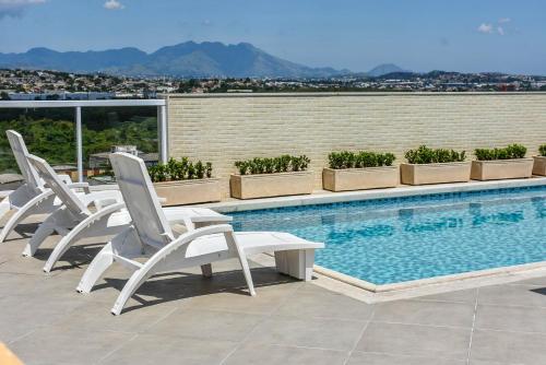 卡希亚斯公爵城杜克卡​​西亚斯勃朗峰套房酒店的游泳池旁的一排椅子