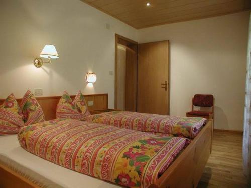 费尔代斯特克塞尔住宿酒店的一间卧室配有两张床、一盏灯和一把椅子