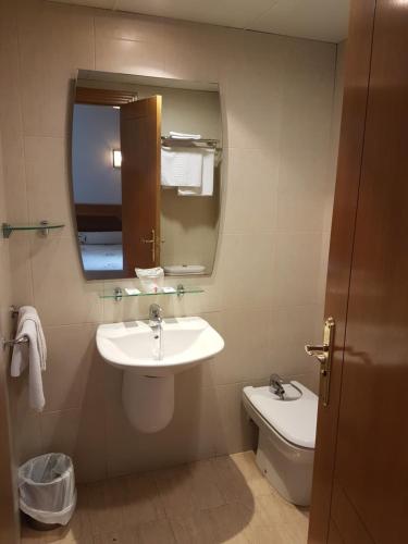 厄尔埃基多地中海旅馆 的一间带水槽、卫生间和镜子的浴室