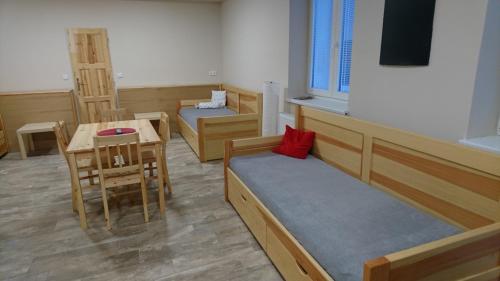 然贝尔克Apartmán Žamberk的配有一张床和一张桌子及椅子的房间