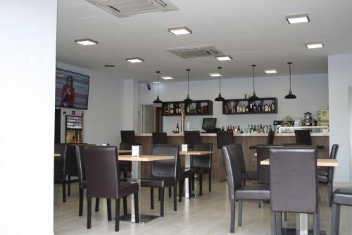 卡斯佩Hotel Mar de Aragón的一间带桌椅的餐厅和一间酒吧