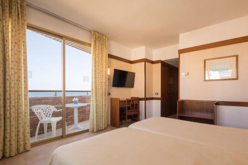 圣苏珊娜htop Royal Sun #htopFun的酒店客房设有一张床和一个阳台。
